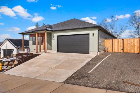 357 Arrowhead Trl, Eagle Point, OR 97524