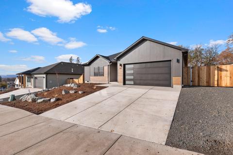 363 Arrowhead Trl, Eagle Point, OR 97524 photo 3