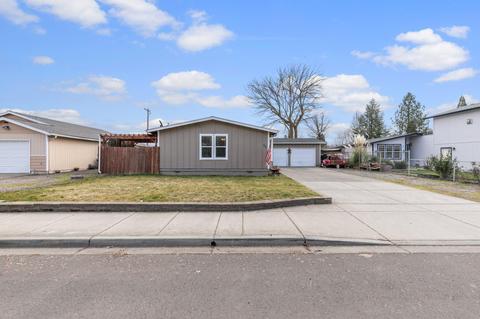 32 N Buchanan Ave, Eagle Point, OR 97524 photo 3