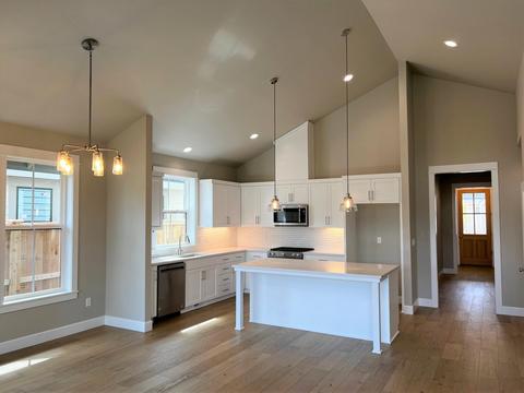 20468 Aberdeen Dr, Bend, OR 97702 photo 4