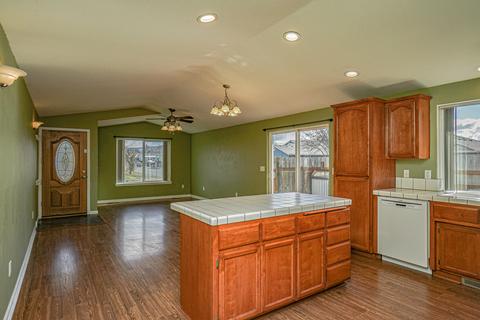 1142 Hawk Dr, Central Point, OR 97502 photo 4