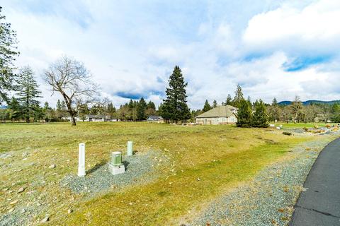 562 E Forks Cir, Cave Junction, OR 97523 photo 4