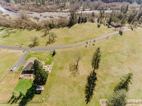 562 E Forks Cir, Cave Junction, OR 97523 photo 10