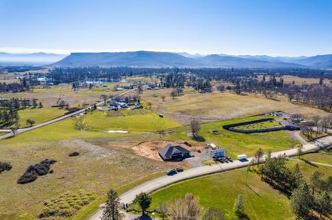 282 Robleda Dr, Central Point, OR 97502 photo 37