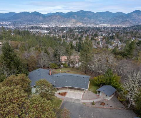 505 Harper Loop, Grants Pass, OR 97527 photo 2