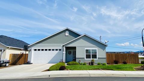 102 Greenview Dr, Eagle Point, OR 97524 photo 1