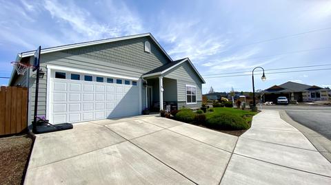 102 Greenview Dr, Eagle Point, OR 97524 photo 2