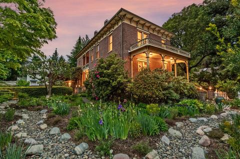105 W Main St, Jacksonville, OR 97530