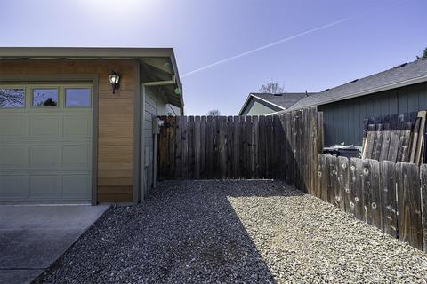 552 C St, Phoenix, OR 97535 photo 5