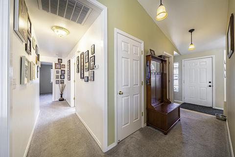 552 C St, Phoenix, OR 97535 photo 20