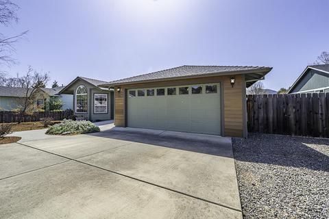 552 C St, Phoenix, OR 97535 photo 2