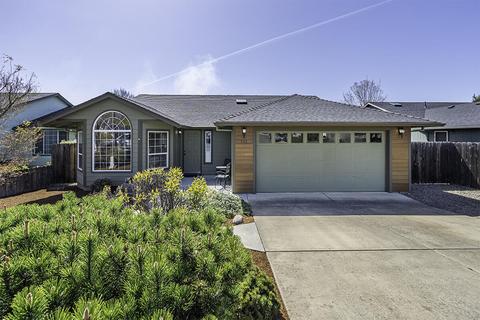 552 C St, Phoenix, OR 97535 photo 1