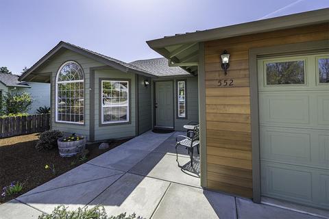 552 C St, Phoenix, OR 97535 photo 4