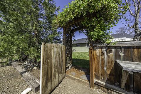 552 C St, Phoenix, OR 97535 photo 10