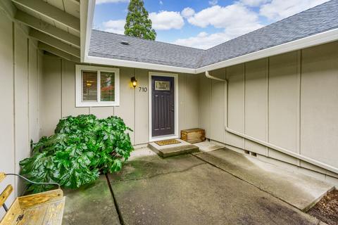 710 Freeman Rd, Central Point, OR 97502 photo 5