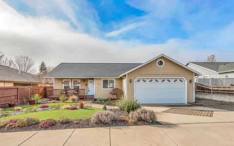 409 Phyllis Dr, Eagle Point, OR 97524 photo 2