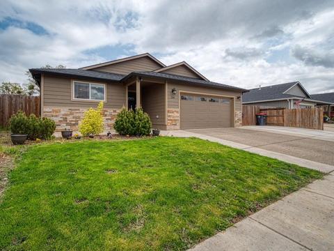 214 Singing Grass Dr, Central Point, OR 97502 photo 2