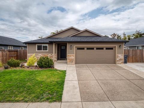 214 Singing Grass Dr, Central Point, OR 97502 photo 1