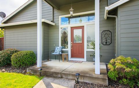 304 Live Oak Loop, Central Point, OR 97502 photo 2