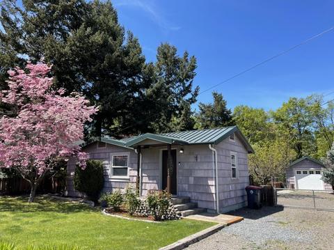 302 W 5th St, Phoenix, OR 97535 photo 1