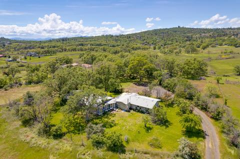 12121 Highway 62, Eagle Point, OR 97524 photo 1