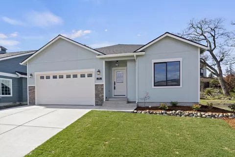 211 Christopher Way, Talent, OR 97540