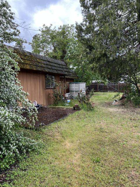 410 4th St, Phoenix, OR 97535 photo 3