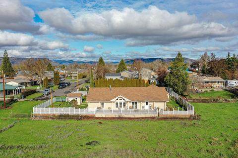 6170 Thistle Ln, Central Point, OR 97502 photo 3