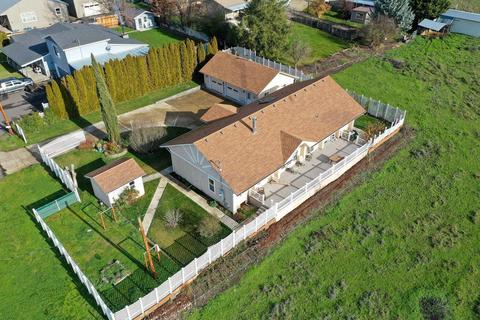 6170 Thistle Ln, Central Point, OR 97502 photo 2