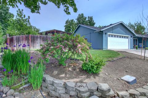 581 C St, Phoenix, OR 97535 photo 3