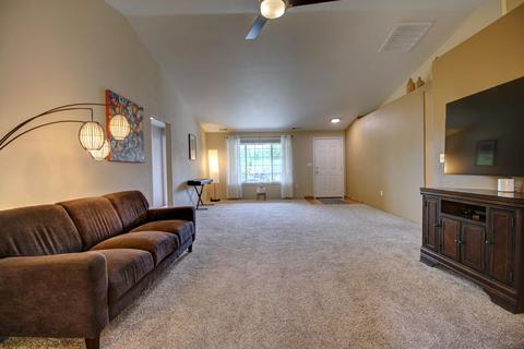 581 C St, Phoenix, OR 97535 photo 6
