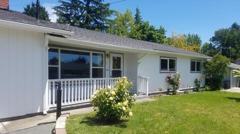 917 SW Cottonwood St, Grants Pass, OR 97526