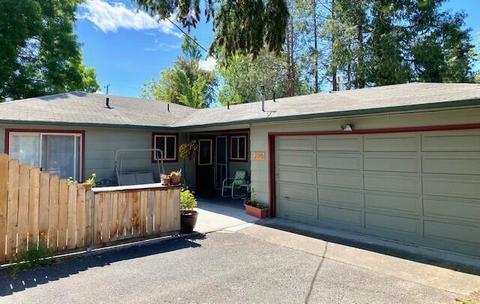 205 Oak St, Phoenix, OR 97535 photo 1