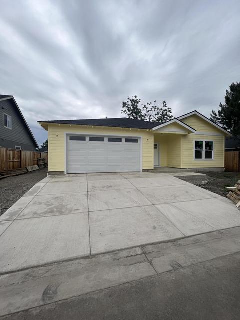 949 Hemlock Ave, Central Point, OR 97502 photo 1