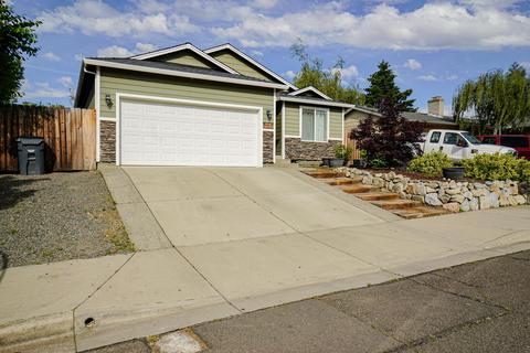 958 Crest Dr, Central Point, OR 97502 photo 2