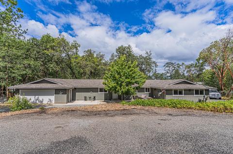 176 Devon Dr, Grants Pass, OR 97527 photo 2