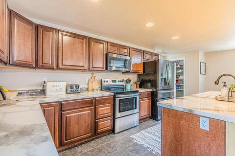 176 Devon Dr, Grants Pass, OR 97527 photo 8