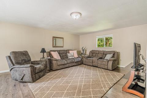 176 Devon Dr, Grants Pass, OR 97527 photo 3