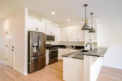 303 Everett Way, Talent, OR 97540 photo 5