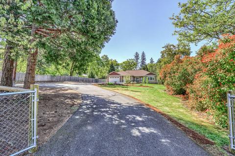 315 Summit Loop, Grants Pass, OR 97527 photo 2