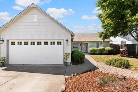 490 Merlee Cir, Eagle Point, OR 97524 photo 2