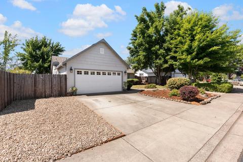 490 Merlee Cir, Eagle Point, OR 97524 photo 3