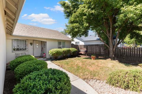 490 Merlee Cir, Eagle Point, OR 97524 photo 4