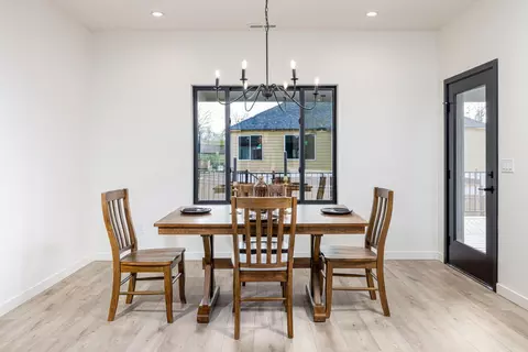 Dining - 350 Arrowhead Trl, Eagle Point, OR 97524 photo 2 of 3