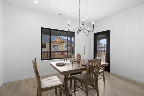 Dining - 350 Arrowhead Trl, Eagle Point, OR 97524 photo 3 of 3