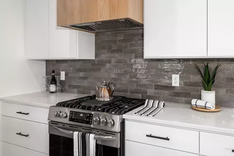 Kitchen - 350 Arrowhead Trl, Eagle Point, OR 97524 photo 4 of 11