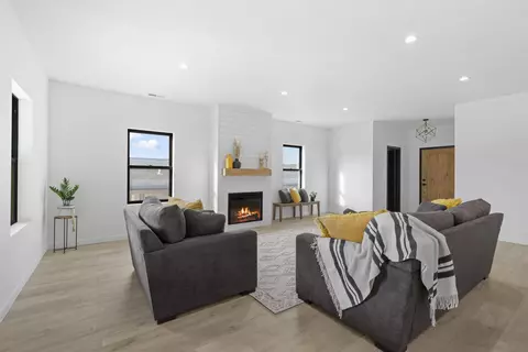 Living - 350 Arrowhead Trl, Eagle Point, OR 97524 photo 1 of 8