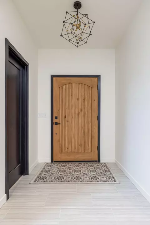 Entry Way - 350 Arrowhead Trl, Eagle Point, OR 97524 photo 1 of 1
