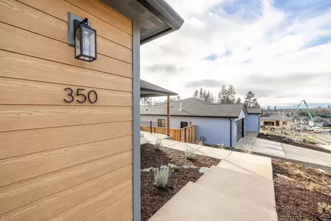 Exterior - 350 Arrowhead Trl, Eagle Point, OR 97524 photo 3 of 6