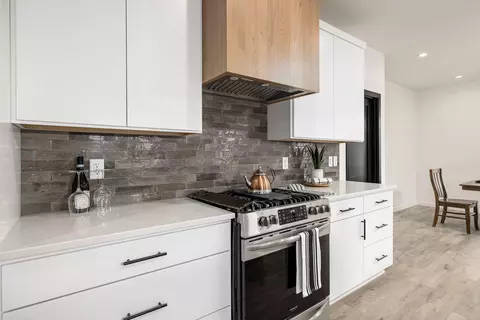 Kitchen - 350 Arrowhead Trl, Eagle Point, OR 97524 photo 5 of 11